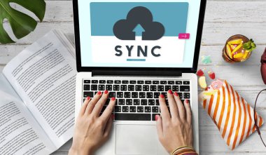 Dizüstü bilgisayarda yazan kadın elleri