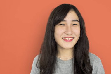 Asyalı kadın stüdyoda poz 