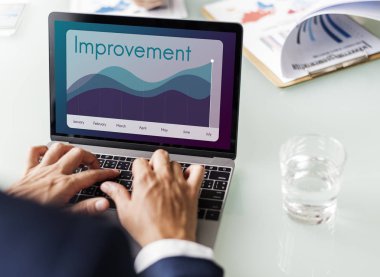 tipik dizüstü klavye üzerinde işadamı