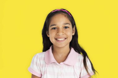 küçük kız stüdyoda poz