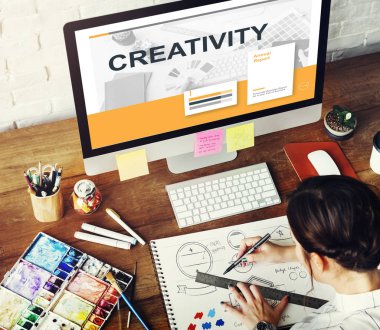 Sanat Atölyesi çalışan kadın