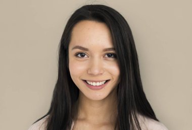 Stüdyoda genç bir kadın 