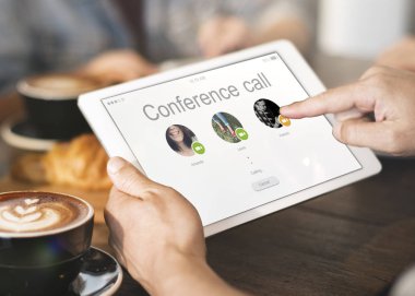 Tablet kahve dükkanında kullanan kişi