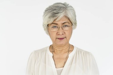 kadın stüdyoda poz 