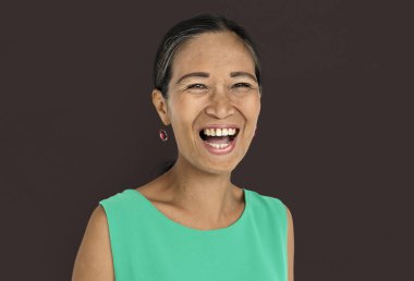 kadın stüdyoda poz 