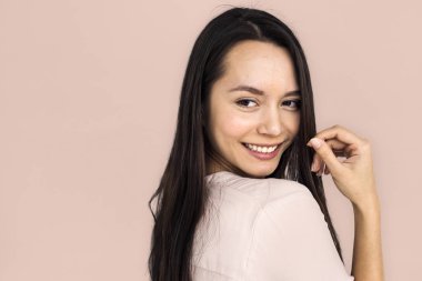 Stüdyoda genç bir kadın 