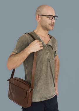 Omzunda kahverengi çanta tutan adam 