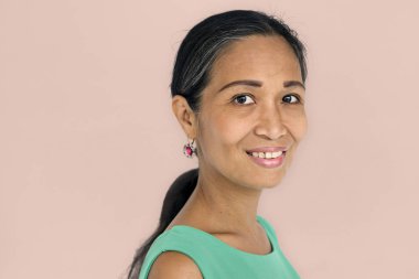 kadın stüdyoda poz 