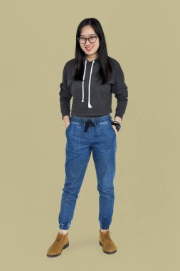 kadın stüdyoda poz