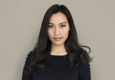 kadın stüdyoda poz 