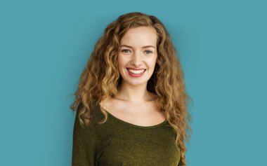 Genç, gülümseyen kadın