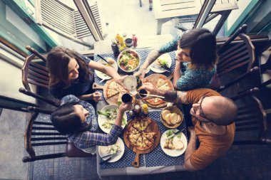 Partide pizza yemek arkadaşlar