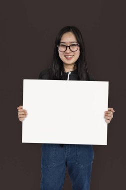 kadın stüdyoda poz