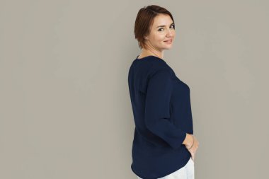 kadın stüdyoda poz 