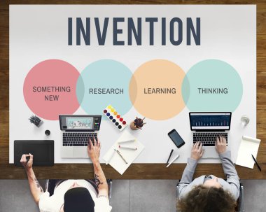 dizüstü bilgisayarlarda çalışan insanlar