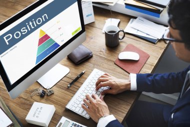 bilgisayarla çalışma iş adamı