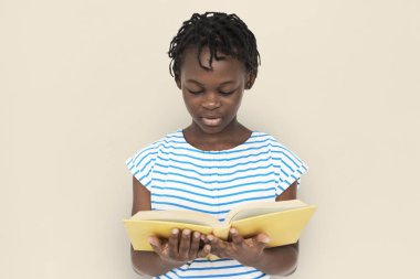 Kız stüdyoda poz veriyor. 