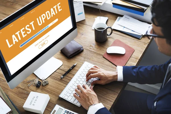 bilgisayarla çalışma iş adamı