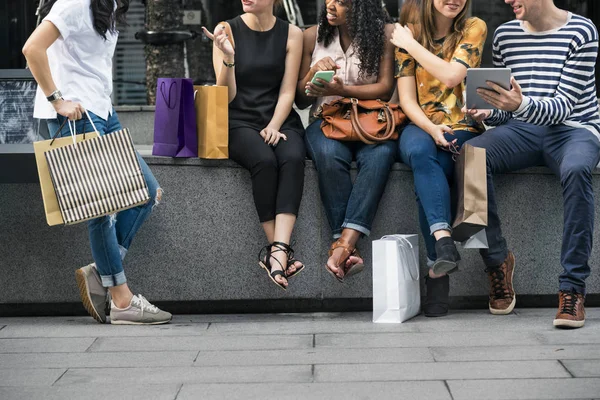 Gelukkige mensen met shopping tassen — Stockfoto