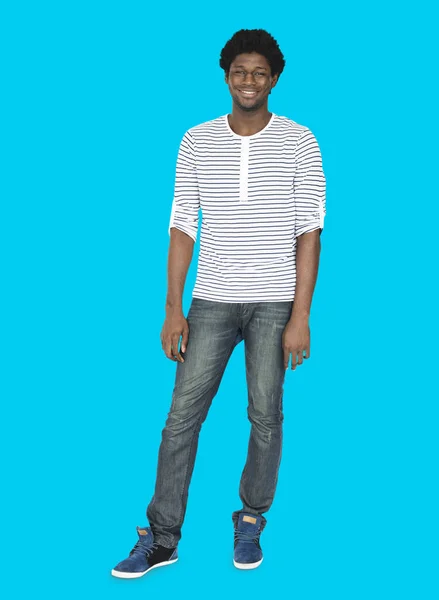 Sonriente hombre africano en ropa casual — Foto de Stock