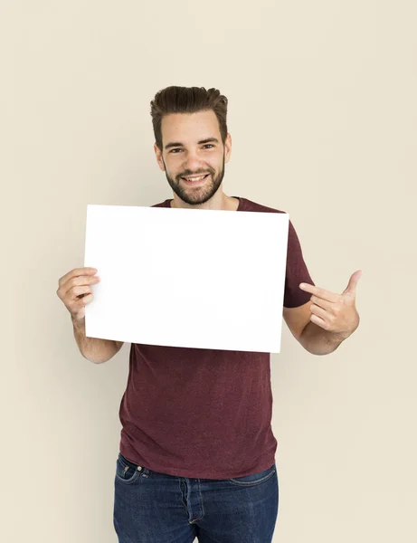 Homme montrant papier blanc et souriant — Photo