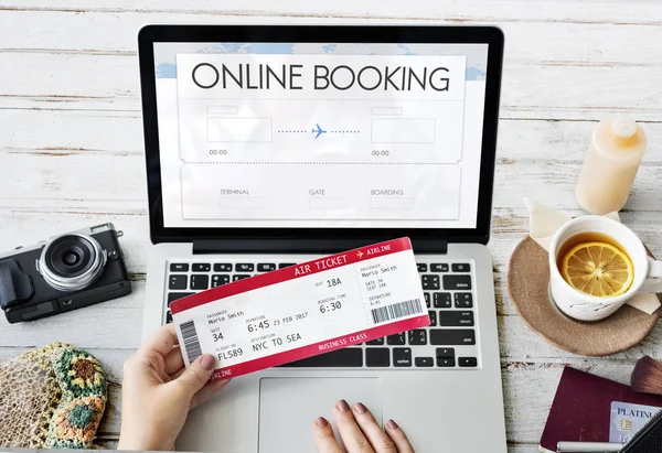 Vrouw vliegtuig ticket kopen — Stockfoto