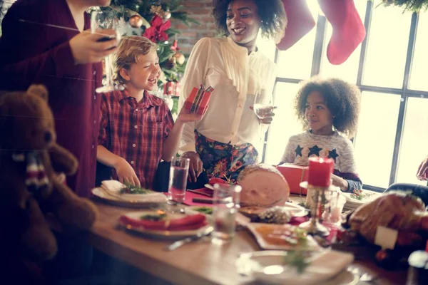 Família celebrando véspera de Natal em casa — Fotografia de Stock