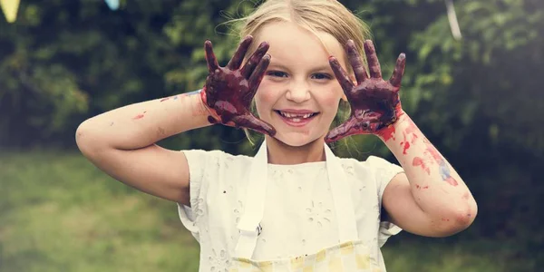 Kleines Mädchen mit bemalten Händen — Stockfoto