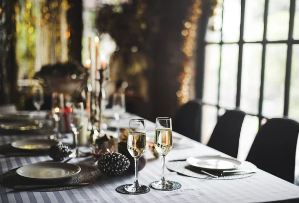 Tabel van de ingerichte en geserveerd in restaurant — Stockfoto