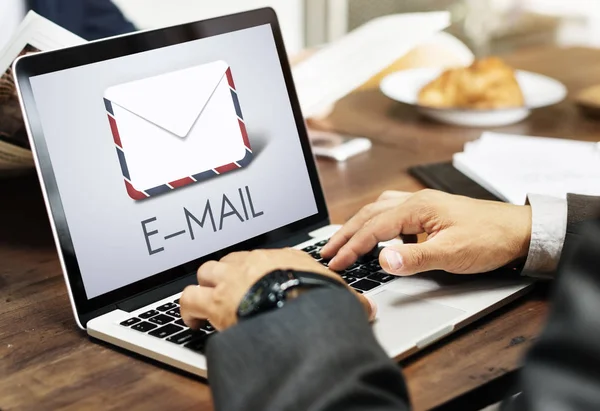 Dizüstü bilgisayarda çalışan iş adamı 