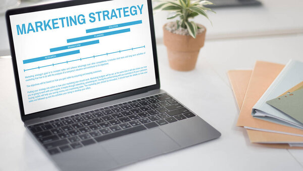 открытый ноутбук на столе
