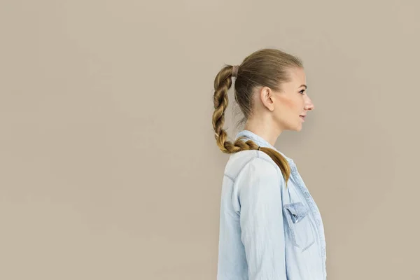 Mujer joven en el estudio — Foto de Stock