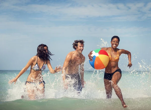 Menschen mit Ball haben Spaß am Strand — Stockfoto