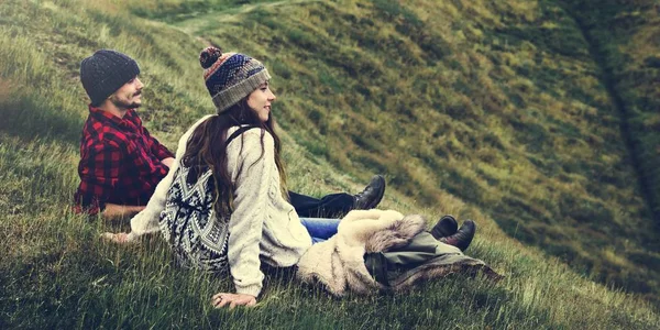 Jeune couple en montagne — Photo