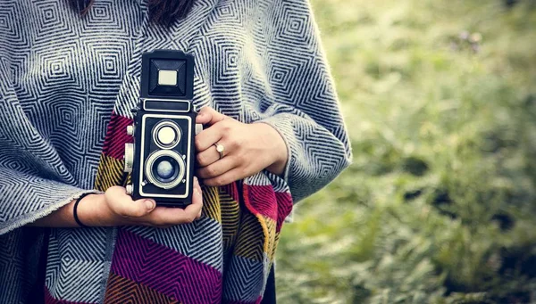 Fiatal nő fényképezőgéppel — Stock Fotó