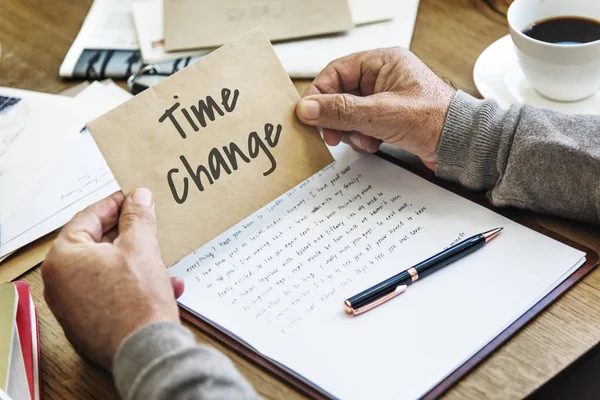 Man met kraft envelop — Stockfoto