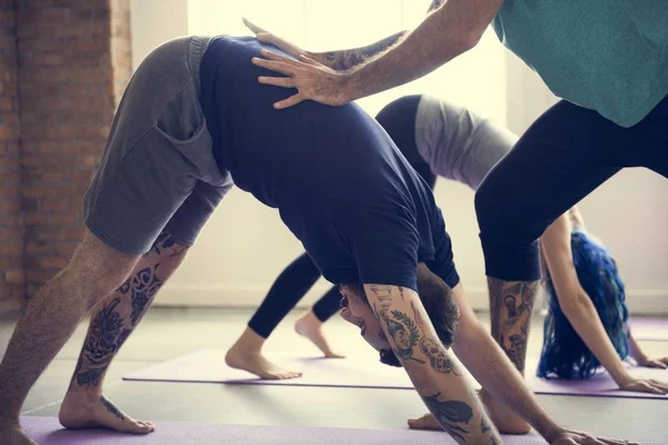 Sportieve mensen doen yoga uitrekken — Stockfoto