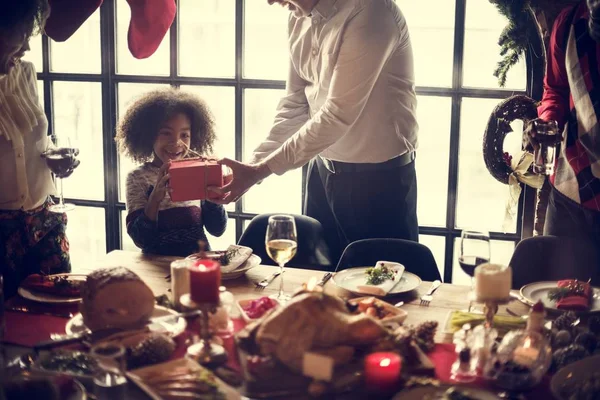 Bella famiglia che celebra il Natale insieme — Foto Stock