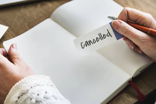 Senior person holding reminder note — Stock Photo, Image