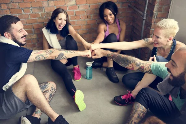Groep mensen na yoga praktijk — Stockfoto
