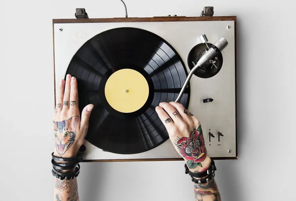 Les mains dans les tatouages avec vinyle — Photo