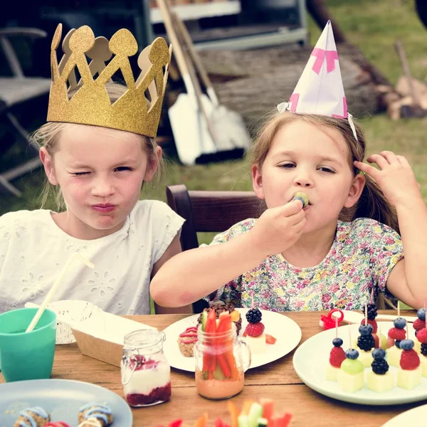 Niños en la fiesta de cumpleaños — Foto de Stock