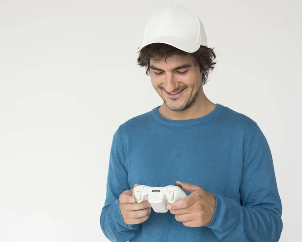 Uomo attraente che gioca sul controller di gioco — Foto Stock