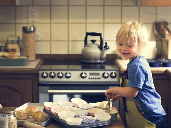 Kleine jongen Baking — Stockfoto