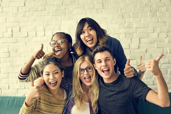 Studenter som kramas tillsammans — Stockfoto