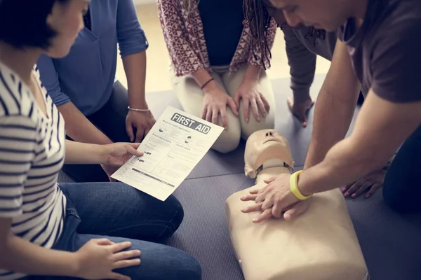 Persone che imparano CPR Formazione di primo soccorso — Foto Stock