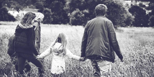 野原を歩く家族 — ストック写真