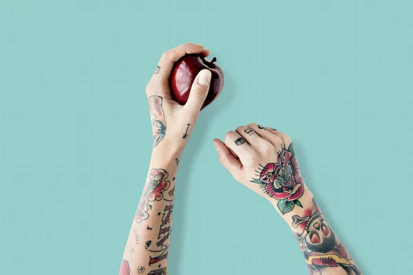 Kezek tetoválás tart alma — Stock Fotó