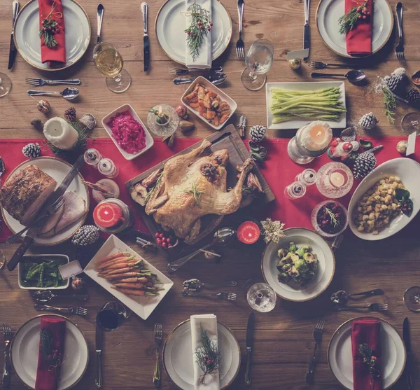 Τραπέζι με Χριστουγεννιάτικο δείπνο — Φωτογραφία Αρχείου