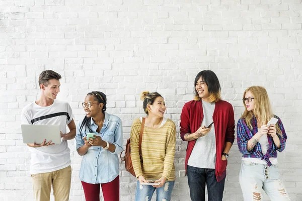 Studenti che utilizzano dispositivi digitali — Foto Stock